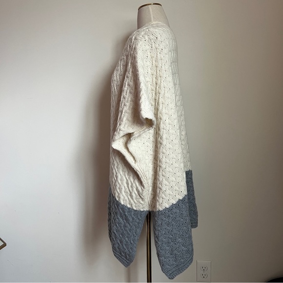 Aran Woollen Mills Color Blocked Sleeveless Cable Knit Cardigan Cream Grey O/S - Picture 4 of 5